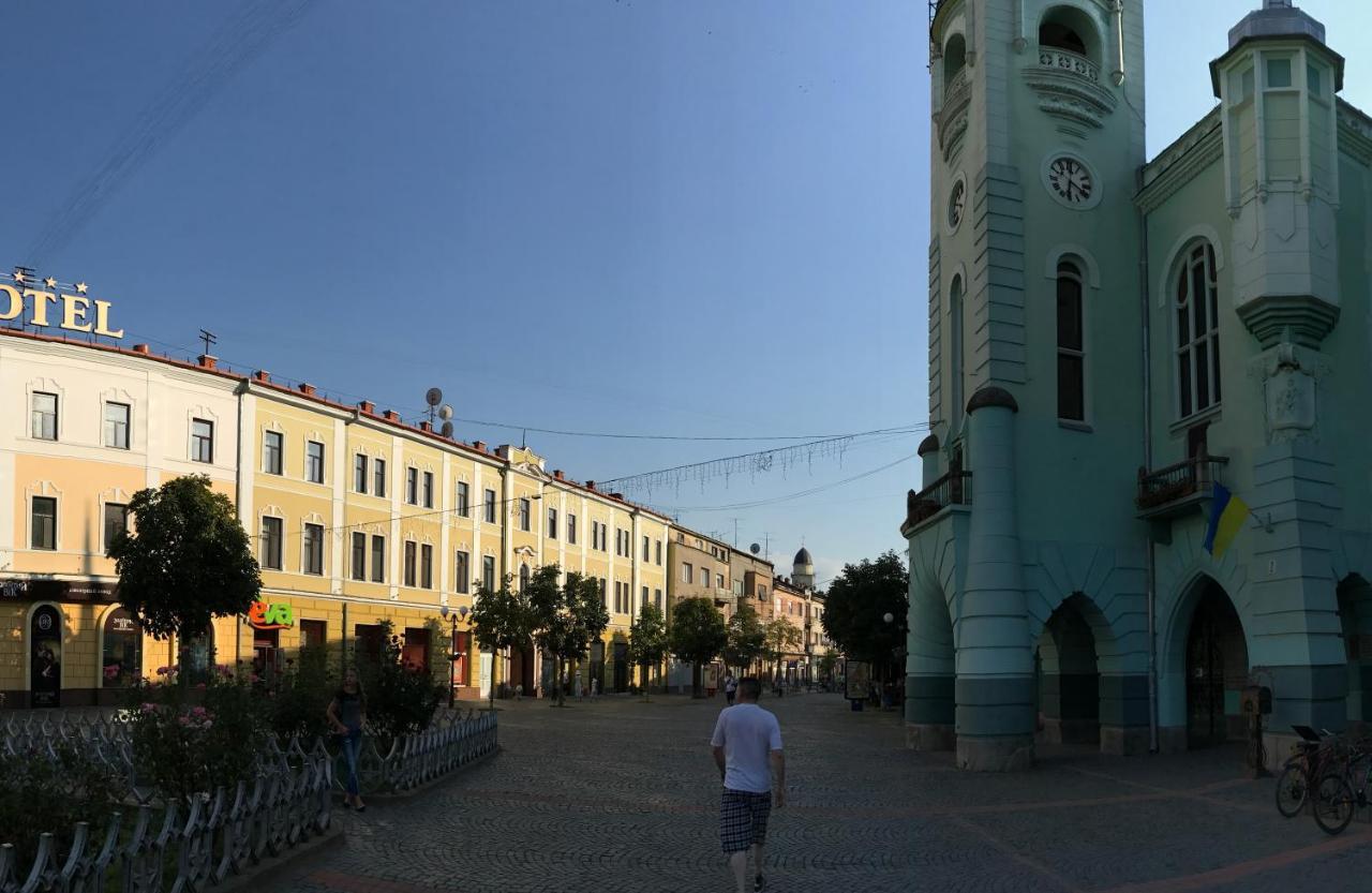 Panoramic View Top Floor Apartment In The City Center Mukacheve Bagian luar foto
