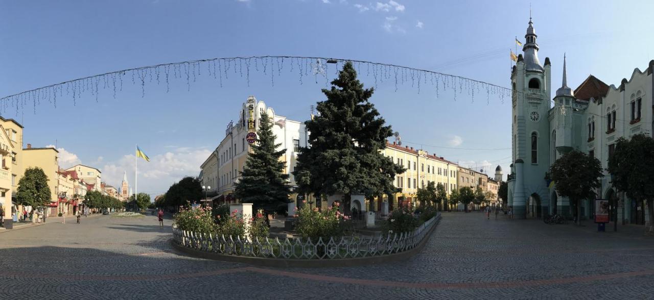 Panoramic View Top Floor Apartment In The City Center Mukacheve Bagian luar foto